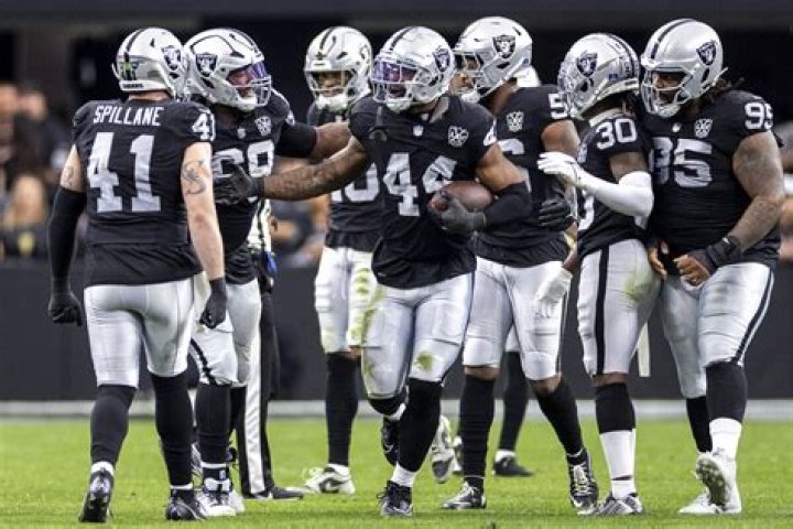 15870056 web1 FBN RAIDERS OCT07 21hf 009