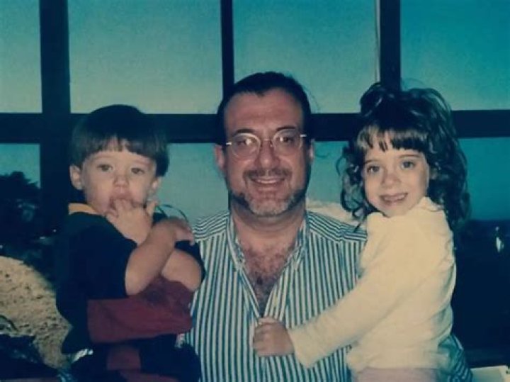 Alec Benjamin sister: Meet Alec Benjamin older sister Logan? 1 Alec Benjamin with his father and his sister Logan