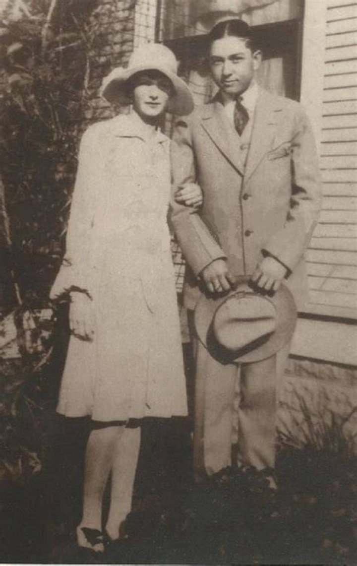 Clyde Edwards-Helaire girlfriend: Does Clyde Edwards-Helaire have a girlfriend 1 Clyde and his girlfriend