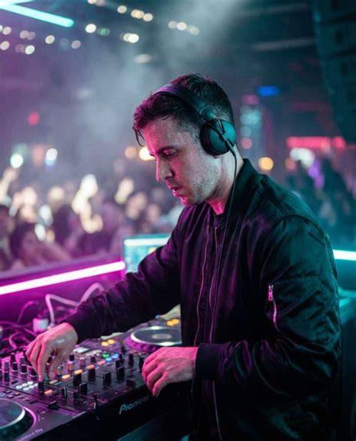 dj 1