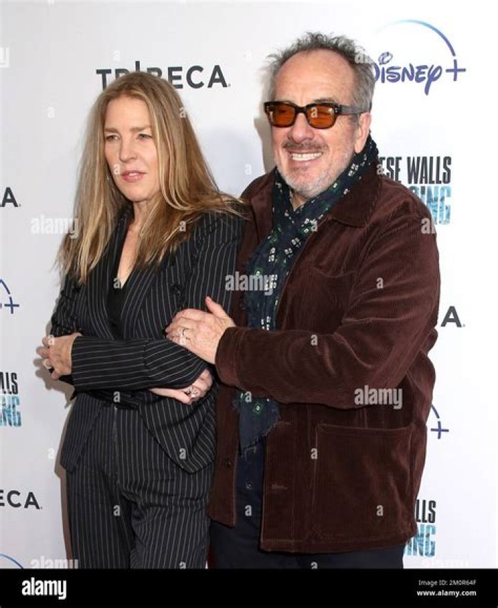 Elvis Costello health: What disease does Elvis Costello have? 1 Elvis Costello and Diana Krall