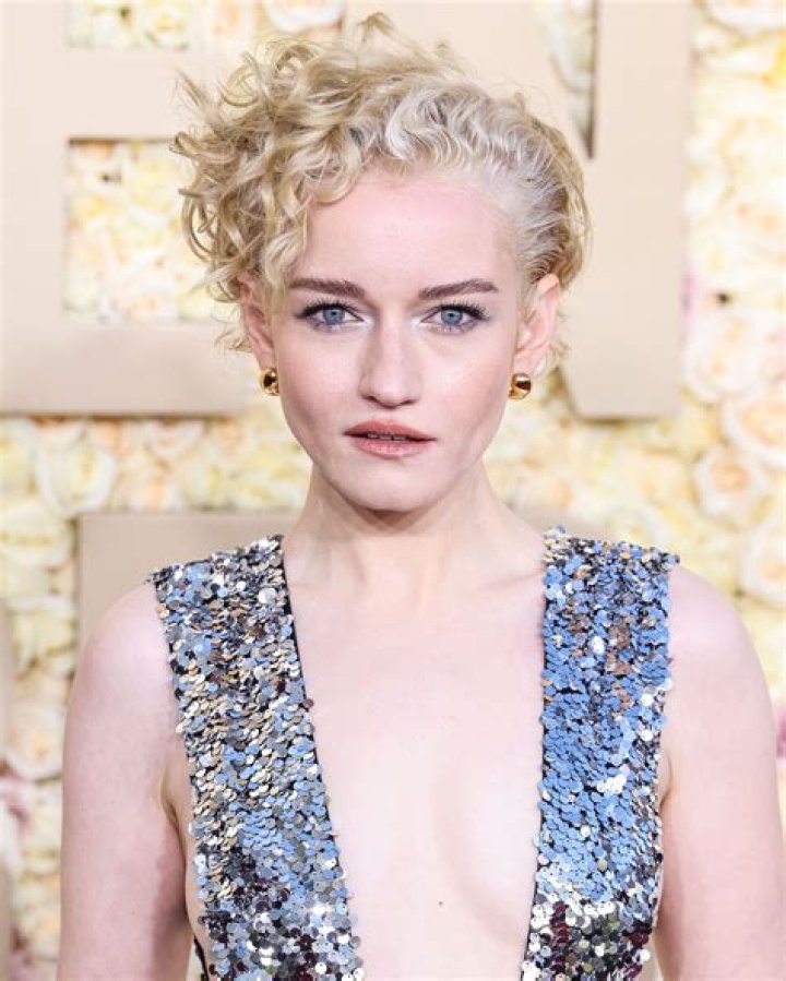 Is Julia Garner related to Jennifer Garner