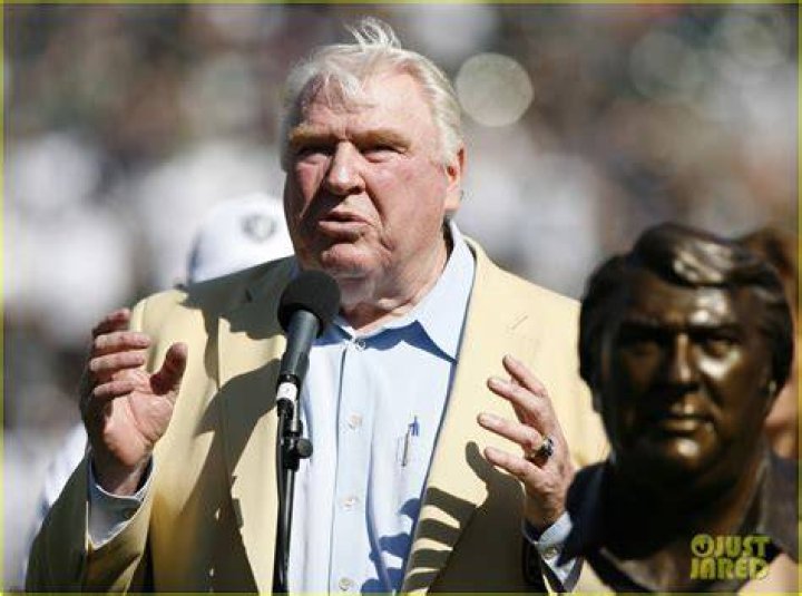Is John Madden in the Pro Football Hall of Fame? 1 John Madden dead