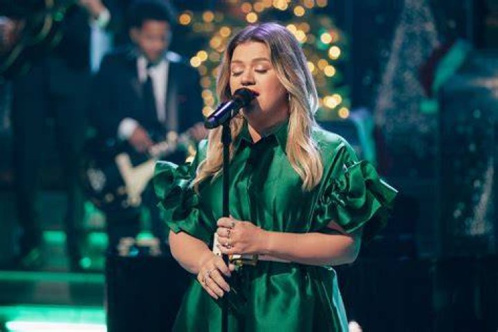 Kelly Clarkson on stage Kelly Clarkson singing