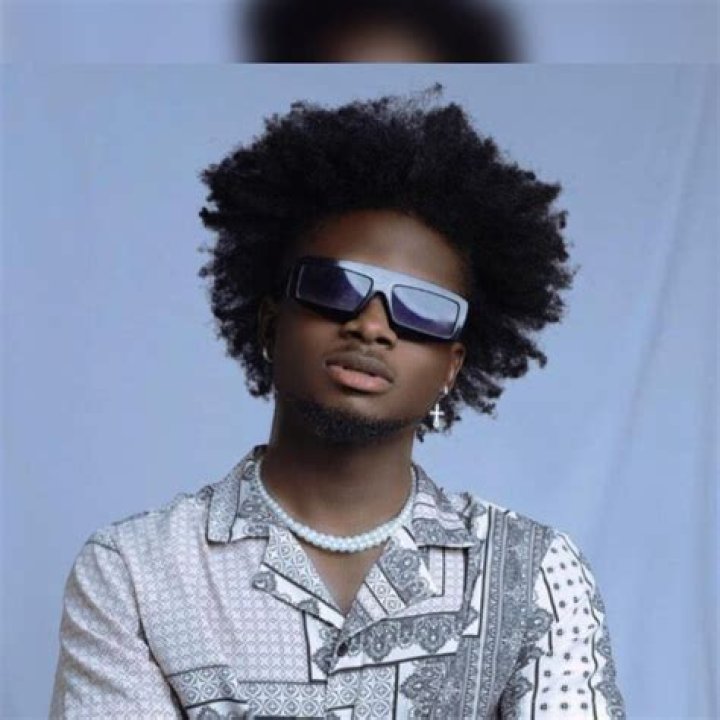 Kuami Eugene in "Aku Shika" music video