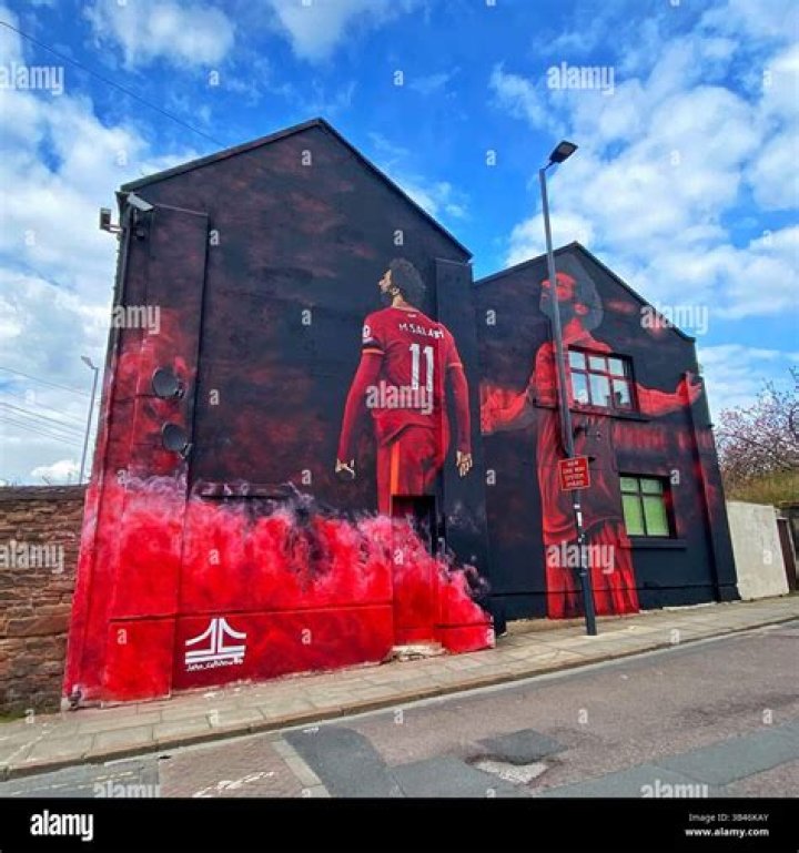 Liverpool artist John Culshaws mural of Steven Gerrard