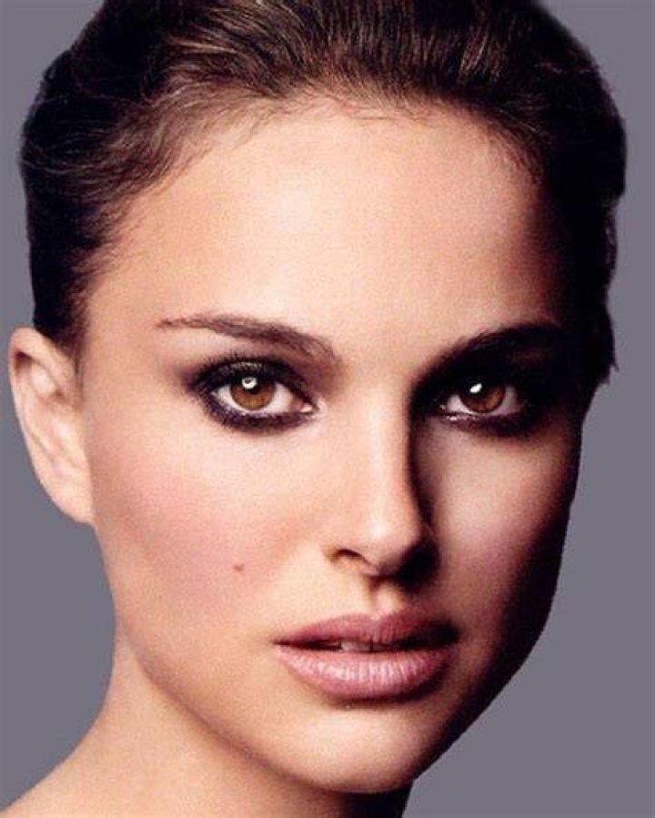 Natalie Portman with glowing eyes in the film 'Annihilation'