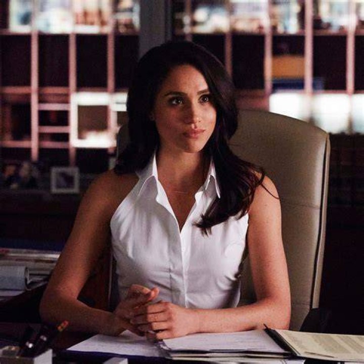 Rachel Zane (Meghan Markle) and Mike Ross (Patrick J. Adams) sit on a sofa in Suits