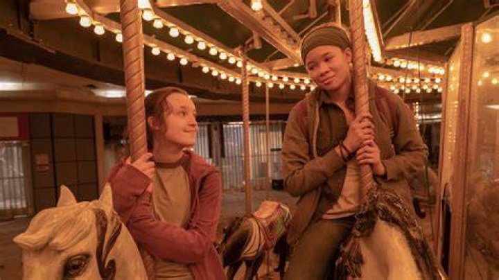 Riley (Storm Reid) and Ellie (Bella Ramsey) riding horses on a carousel