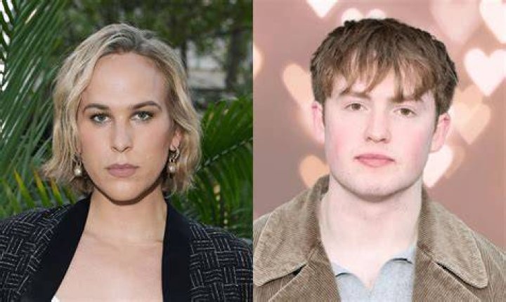 Is Tommy Dorfman related to Andi Dorfman? 1 Tommy Dorfman