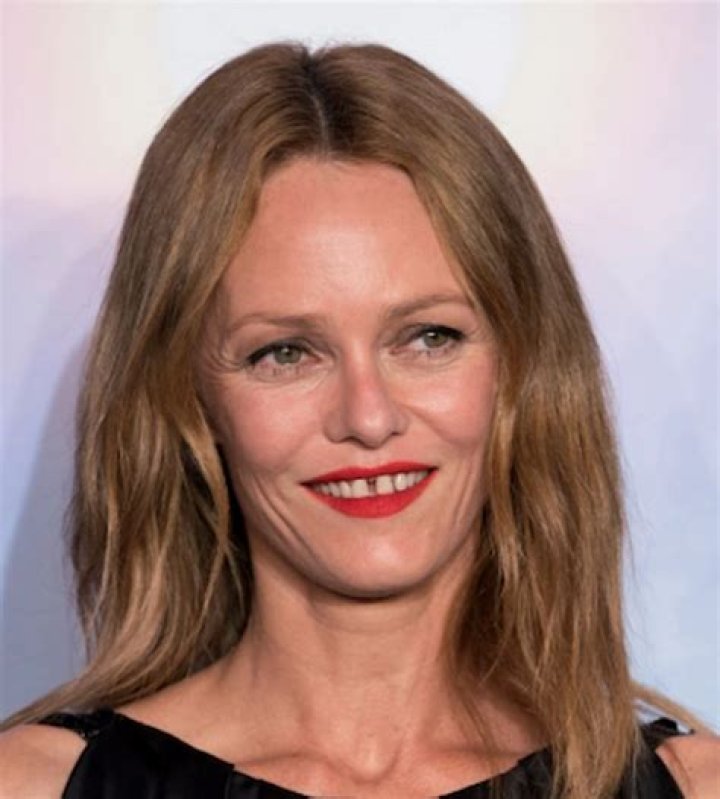 How old was Vanessa Paradis when she dated Lenny Kravitz? 1 Vanessa Paradis