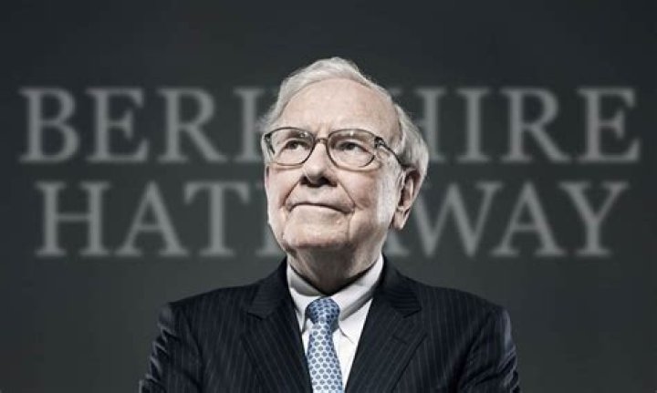 How many times has Warren Buffett been married? Meet Astrid Menks and Susan Buffett 1 Warren Buffet